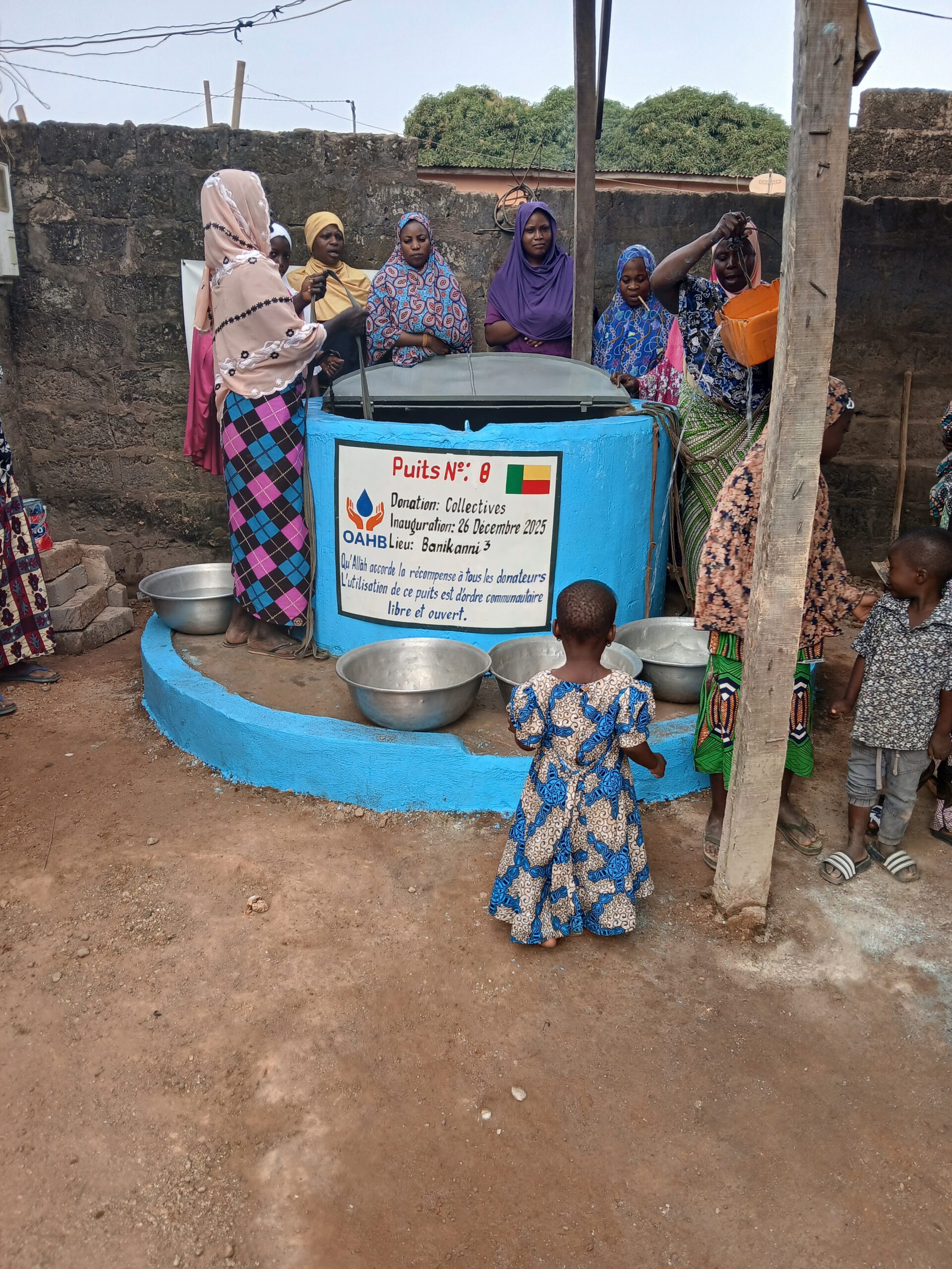 💧 Inauguration du Puits Collectif N°8 💧
Aujourd’hui, l’eau coule là où hier il n’y avait que la soif.
Autour de ce puits N°8, des femmes, des enfants, des familles entières retrouvent la dignité, la santé et l’espoir.
Ce puits n’est pas seulement une source d’eau.
C’est une source de vie, de soulagement pour les mères, de sécurité pour les enfants, et de bénédictions pour toute la communauté.
🙏 Grâce à votre générosité, des vies changent