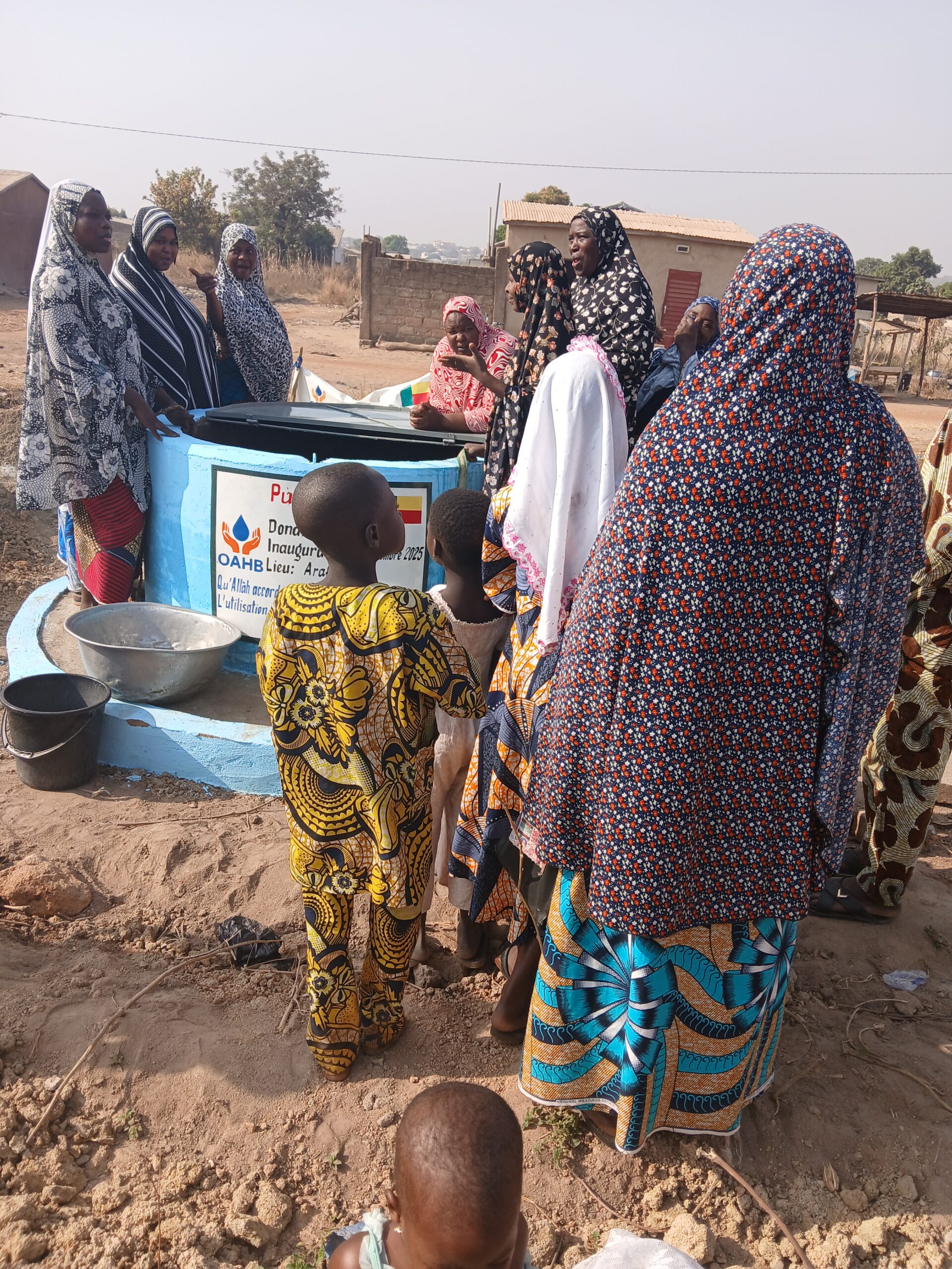 Grâce à la solidarité et à la générosité collectives, des familles entières ont désormais accès à une eau propre, source de vie et de bénédictions. Chaque sourire que vous voyez ici est le fruit d’un geste de cœur 💙.
