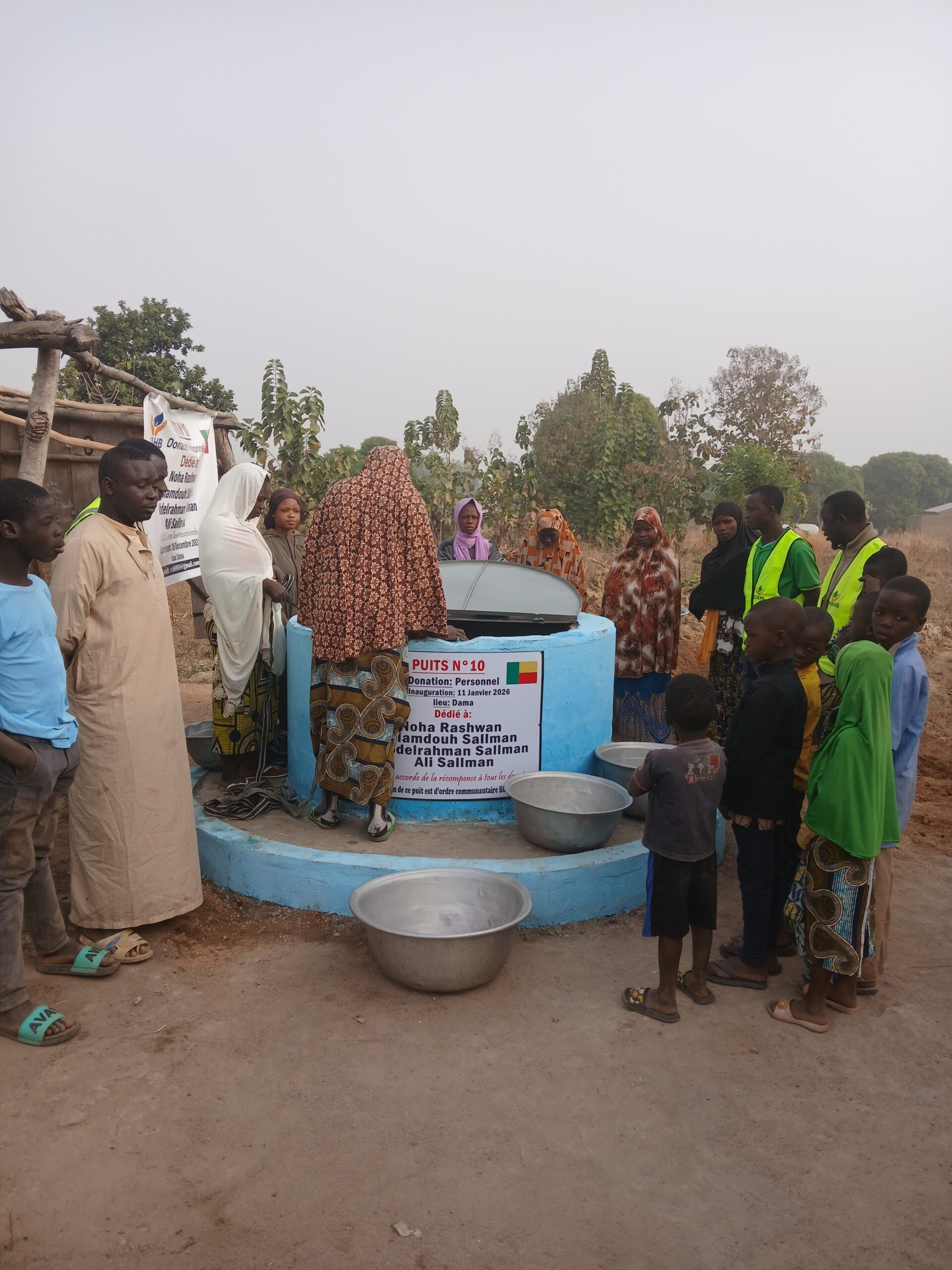 Grâce à la solidarité et à la générosité collectives, des familles entières ont désormais accès à une eau propre, source de vie et de bénédictions. Chaque sourire que vous voyez ici est le fruit d’un geste de cœur 💙.